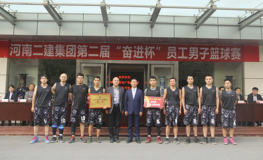 乐鱼官网领导与冠军团队合影留念