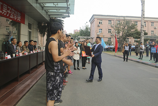乐鱼官网总经理祝建明等领导为获奖团队颁奖