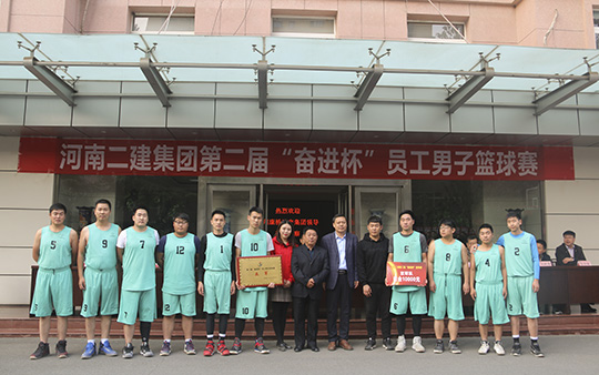 乐鱼官网领导与亚军团队合影留念