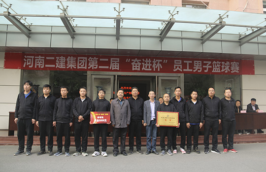 乐鱼官网领导与季军团队合影留念