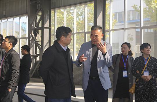 肖处长一行参观重钢车间并与乐鱼官网副总经理都宏全交流钢结构加工工艺