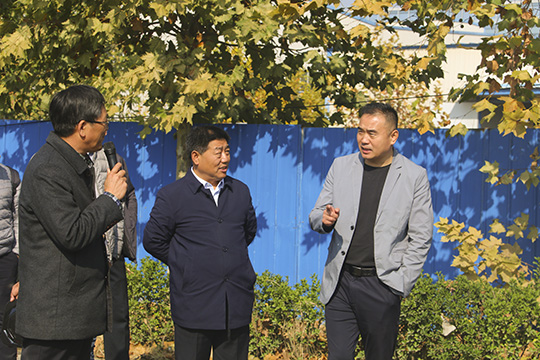 肖处长一行察看PC构件并与乐鱼官网党委书记张会民交流清水混凝土技术应用