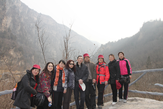 乐鱼官网领导和女员工登山途中合影