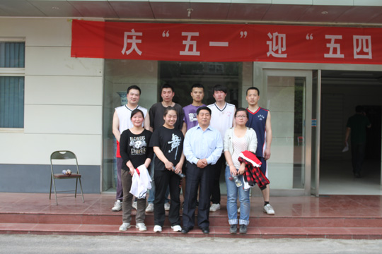 乐鱼官网党委书记张会民和新乡办公区冠军队合影