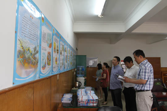 演练前乐鱼官网机关及各单位员工学习防空、防灾知识