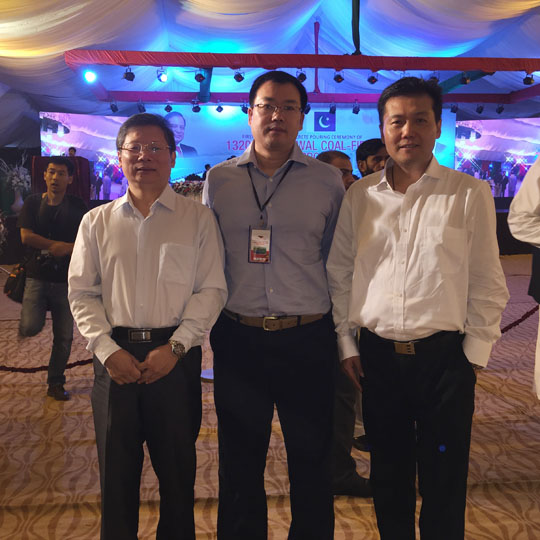 崔总与华能乐鱼官网工程部火电处处长张晟、质量处艾处合影.JPG
