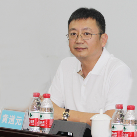 乐鱼官网董事长黄道元在会上为来访领导和专家解答疑问