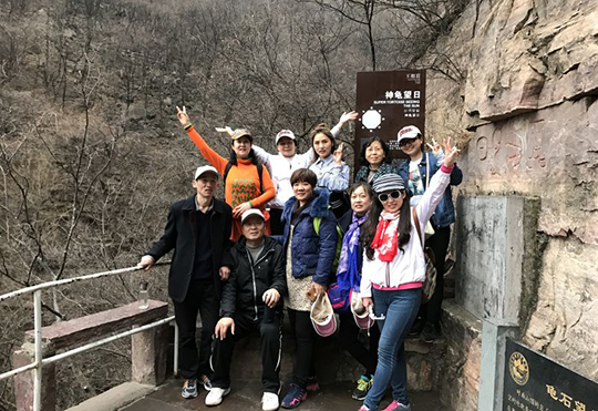 乐鱼官网领导和部分女工在游览过程中驻足合影