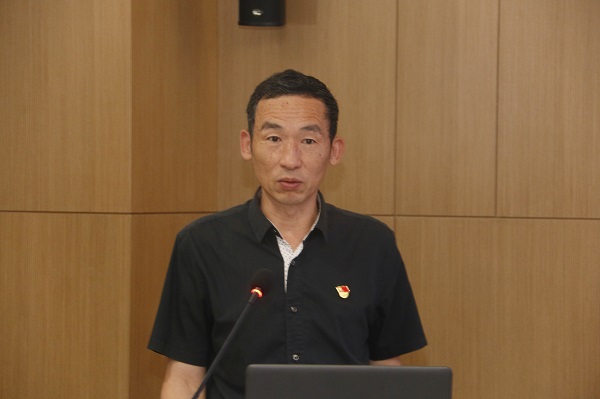 乐鱼官网监事会主席、党委副书记陈百斌宣读《关于表彰乐鱼官网先进基层党组织和优秀共产党员的决定》.jpg