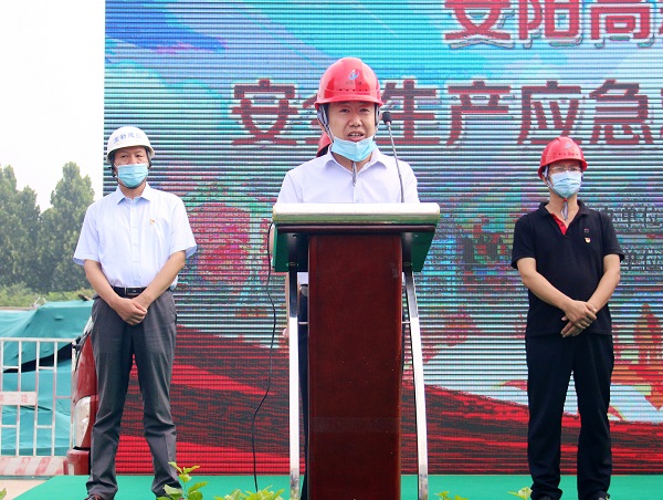乐鱼官网副总经理闫龙广代表公司作先进典型发言.JPG