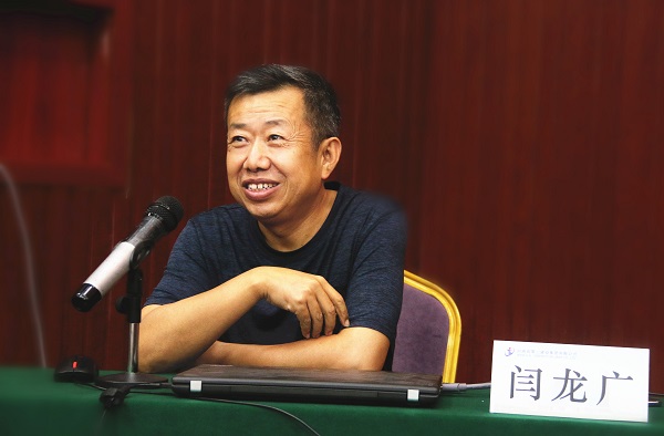 乐鱼官网副总经理闫龙广告诫新员工要时刻树立安全意识.jpg