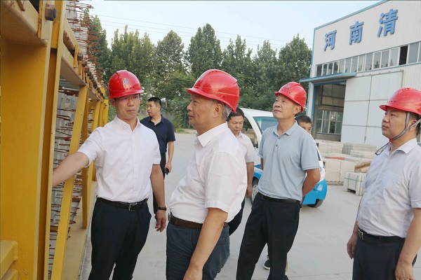 1、乐鱼官网总经理向视察领导介绍装配式构件样板.jpg