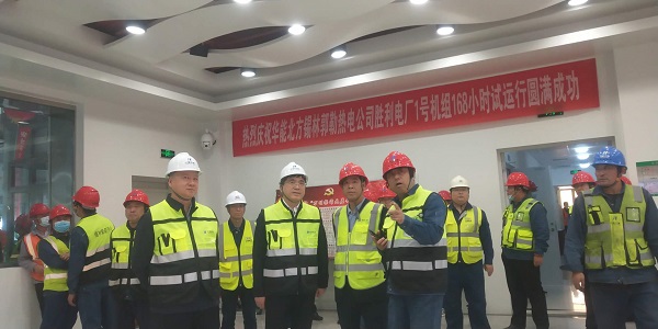 乐鱼官网副总经理贾建龙与北方联合电力公司董事长李向良、基建副总李悦、北方锡林浩特热电公司董事长李文东在移交现场亲切交流.jpg