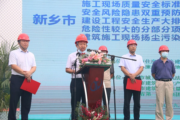 乐鱼官网副总经理闫龙广作代表讲话.JPG