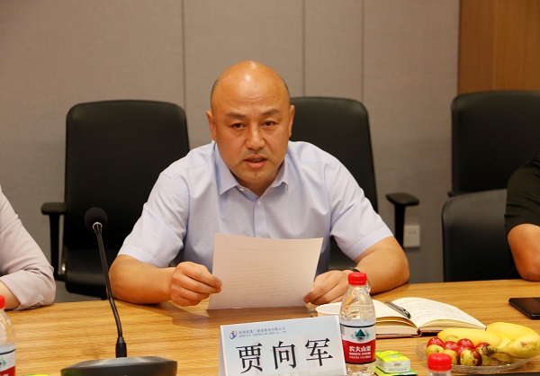乐鱼官网党委副书记、工会主席贾向军宣读《关于变更2019年度劳动模范、岗位标兵奖励方式的决定》.jpg