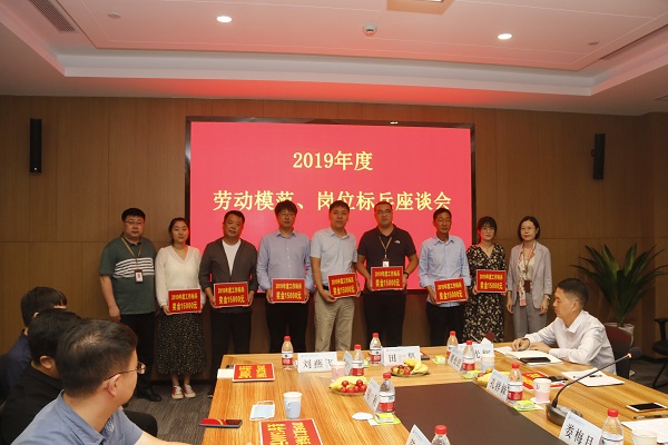 乐鱼官网人力资源总监张浩敏、总经理助理张岚为2019年度岗位标兵代表颁奖.JPG