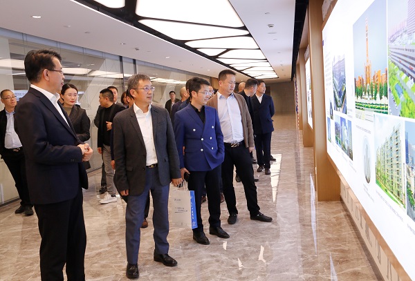 首期河南省民营企业素质提升工程研修班企业家一行参观乐鱼官网总部.jpg