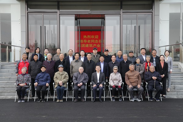 乐鱼官网领导和老同志们合影留念.jpg