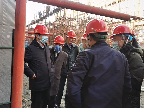 2、乐鱼官网领导与华能集团领导交流清水混凝土框架工艺.jpg