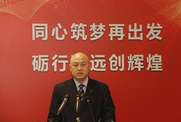 乐鱼官网工会主席贾向军宣读《关于表彰2020年度先进单位和先进个人的决定》.jpg
