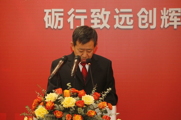 乐鱼官网副总经理闫龙广宣读《关于表彰2020年度优秀分包商的决定》.jpg