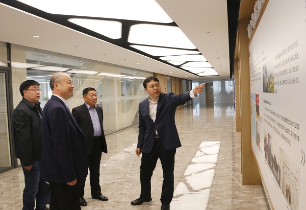 1、参观乐鱼官网总部文化走廊.jpg