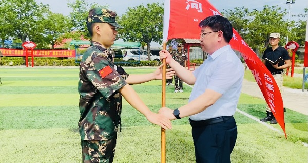 2、乐鱼官网人力资源总监张浩敏向新员工交授营旗.PNG