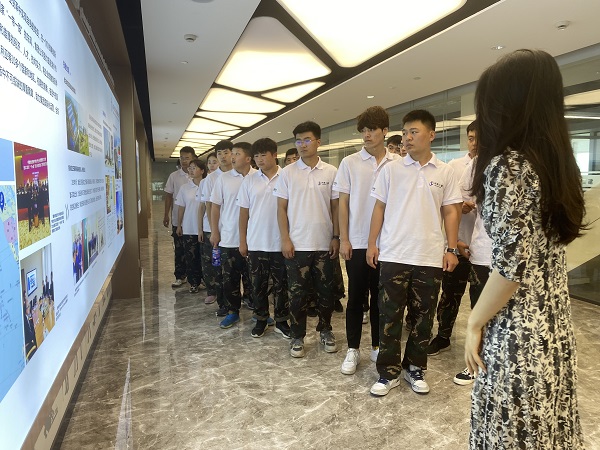 6、参观乐鱼官网总部文化走廊.JPG