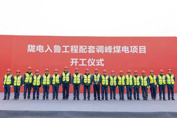 3、乐鱼官网副总经理冯总一行与项目管理人员合影留念.jpg