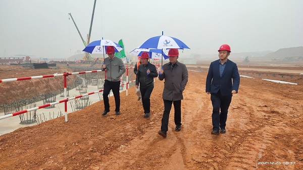 乐鱼官网董事、副总经理崔向军视察施工现场.jpg