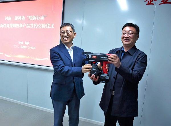 乐鱼官网科协主席黄道元向第六项目管理部交接援赠设备.jpg
