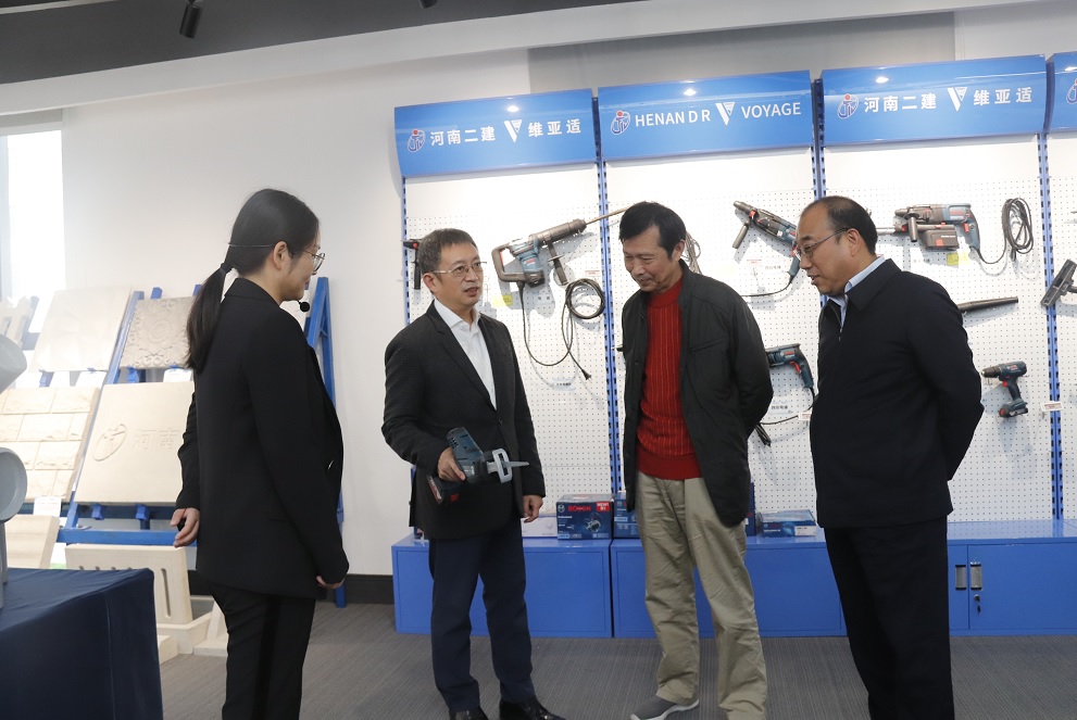 乐鱼官网董事长黄道元示范新型工器具操作方法.jpg