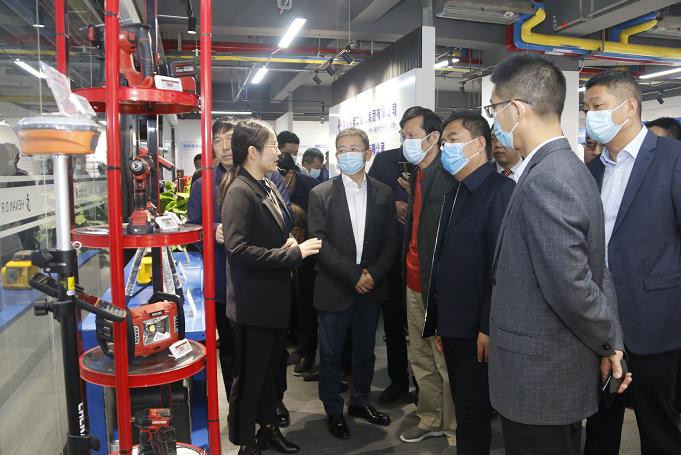 乐鱼官网董事长黄道元示范新型工器具操作方法.jpg