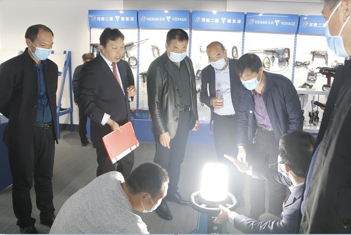 乐鱼官网董事长黄道元示范新型工器具操作方法.jpg