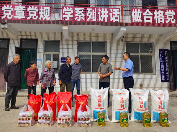乐鱼官网董事、副总经理、分公司经理、党总支书记崔向军一行走进狮豹头乡土池村开展慰问.jpg
