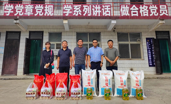 乐鱼官网董事、副总经理、分公司经理、党总支书记崔向军一行与土池村村支部书记、驻村干部合影留念.jpg