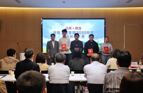 乐鱼官网董事、副总经理张俊峰为优秀奖获得选手颁奖.JPG