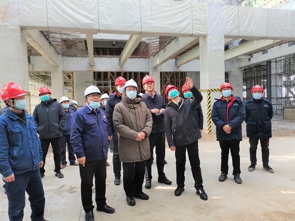 祝总与华能乐鱼官网副总经理樊启祥一行实地参观主厂房清水混凝土框架柱施工效果.jpg