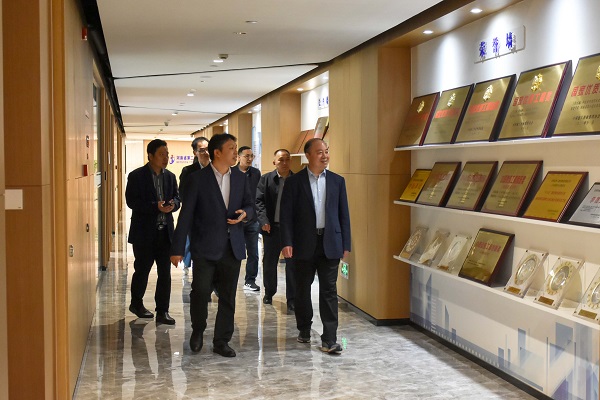 参观乐鱼官网总部文化走廊.JPG