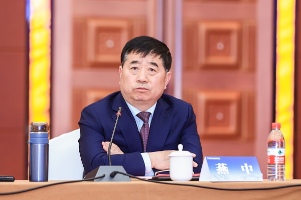 乐鱼官网副总经理燕中主持会议.jpg