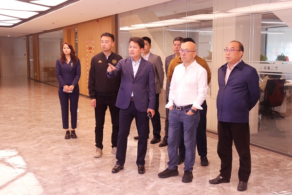 参观乐鱼官网19楼办公区.jpg