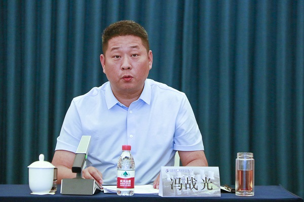 5乐鱼官网副总经理冯战光主持会议.JPG