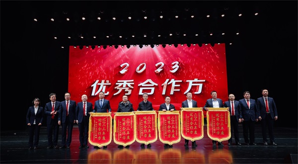 乐鱼官网总经理登台领奖 - 副本.jpg